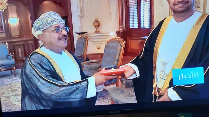 المخرج ابراهيم قمبر يتقلد وسام الاستحقاق  السلطاني | فيديو وصور