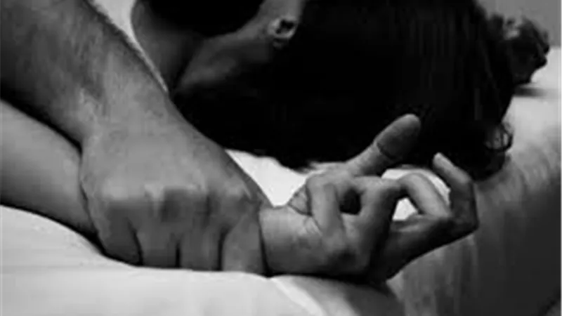 بعدما ضبطه يمارس الجنس بشقته .. تصرف صادم من مراهق مع جده