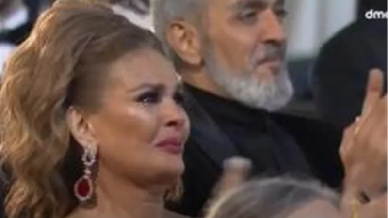 السبب غريب .. لحظة بكاء يسرا في مهرجان القاهرة السينمائي الدولي | فيديو