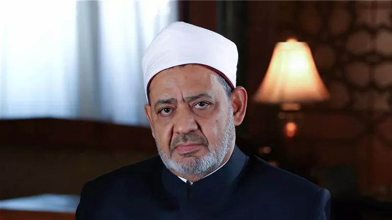 أفحمها بالمنطق .. كيف رد شيخ الأزهر على تصريحات آمنة نصير بشأن زواج المسلمة من غير المسلم ؟ | فيديو 