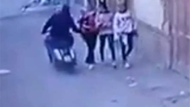بعد القبض عليه .. شاهد لحظة تحرش المجرم بفتيات الغربية | فيديو