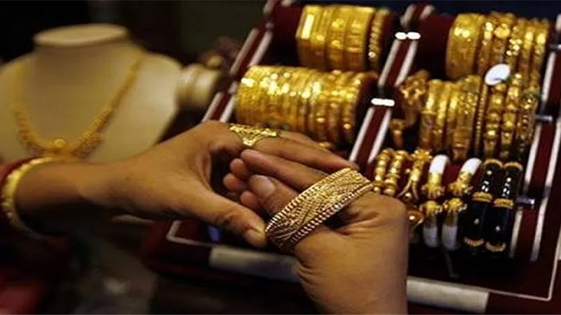 جنون المعدن الأصفر ..تحرك كارثي لأسعار الذهب والمواطنين: يا فرحة ما تمت