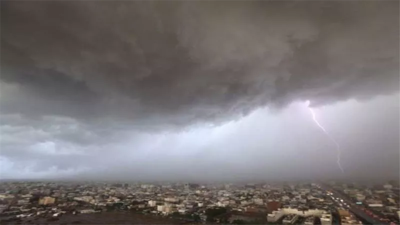 ظاهرة مرعبة غير مسبوقة.. إعصار مدمر ما بين السماء والأرض يضرب السعودية | فيديو