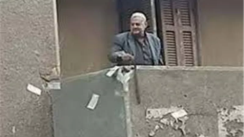 كان بيرش الأرض مياه معدنية..القصة الكاملة لمهندس ألقى أموالا من بلكونة منزله بأوسيم | فيديو