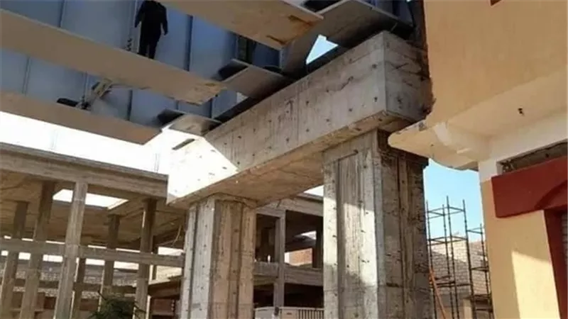 يربط الحمام ويعبر المزلقان.. كوبري يمر داخل شقة سكنية في مطروح | شاهد