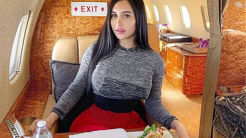 بسبب فشل عملية التجميل .. وفاة عارضة أزياء شهيرة | صور