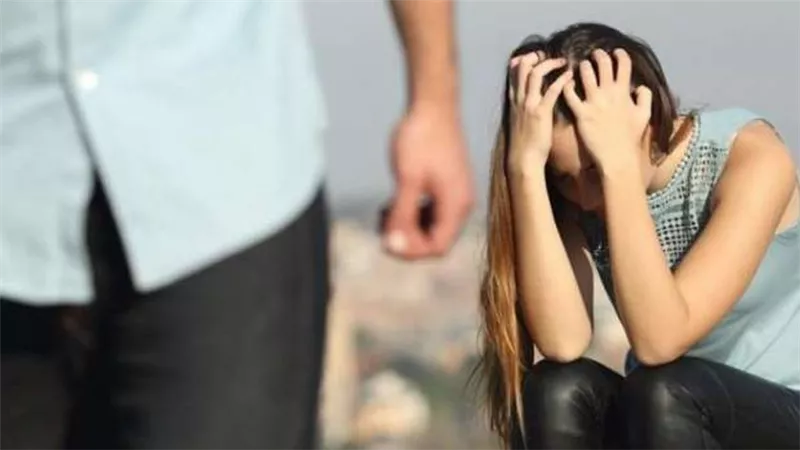 شات إباحي وصور عارية مع عيل صغير .. تفاصيل صادمة عن اتهام موظف لزوجته بالزنا