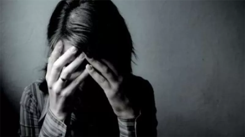13 رسالة إباحية وصور عارية..القصة الكاملة لاتهام موظف لزوجته بالزنا مع طالب