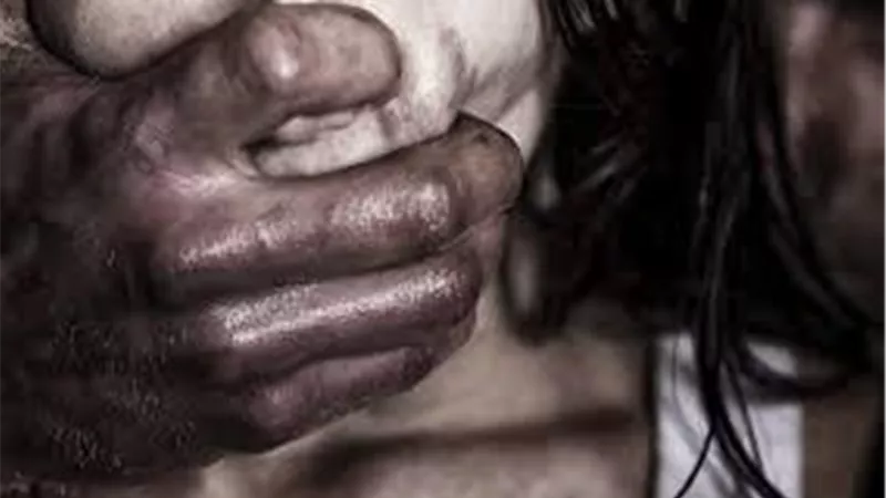 وضع يده على أماكن حساسة.. تفاصيل تحرش موظف بزميلته داخل غرفة مغلقة 