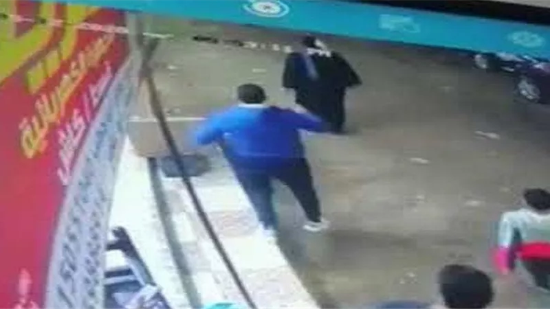 لحظات مرعبة.. فتاة بالجيزة تقفز من توك توك للهروب من السائق | فيديو