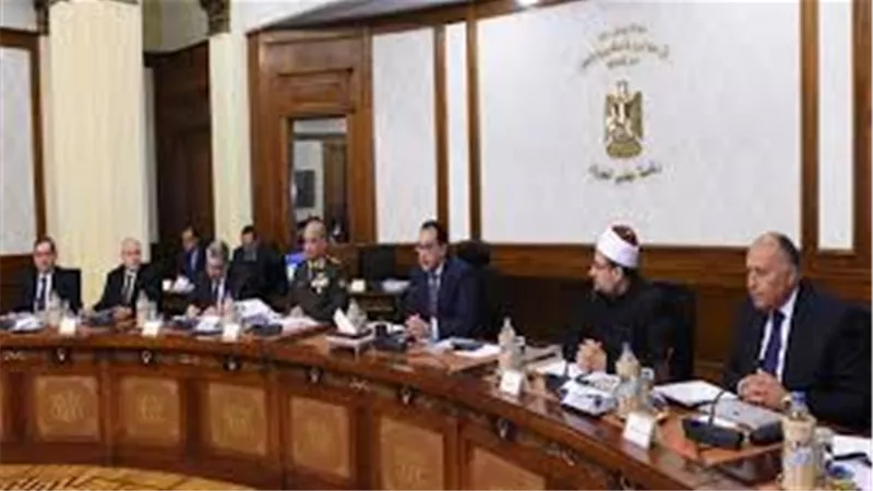 إغلاق المدارس وفرض حظر التجوال..تعرف على الإجراءات المتوقع أن تصدرها الحكومة بعد تصريحات مستشار الرئيس