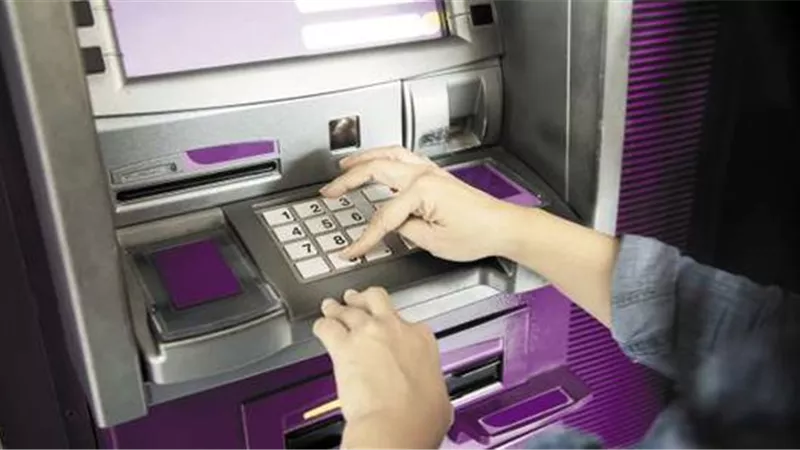 قرار عاجل من البنك المركزي بشأن الرسوم على السحب النقدي من الـ ATM والتحويلات
