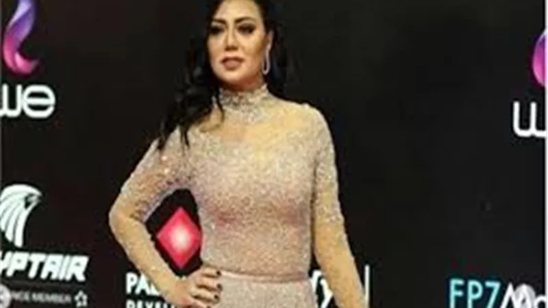 مفيش بطانة.. زاوية خلفية تكشف كارثة فستان رانيا يوسف | فيديو