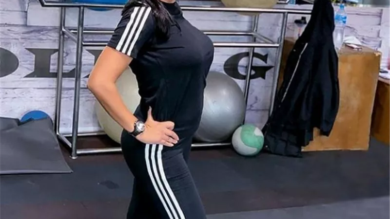 يا ساتر يا رب .. سقطة جديدة من رانيا يوسف بشأن الحجاب والبوس في الأفلام | شاهد