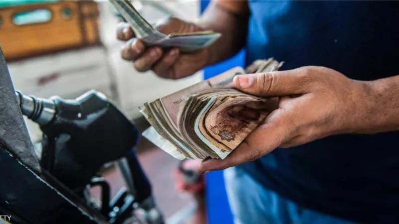مؤشر سيء للمصريين .. هل ترفع الحكومة أسعار البنزين؟