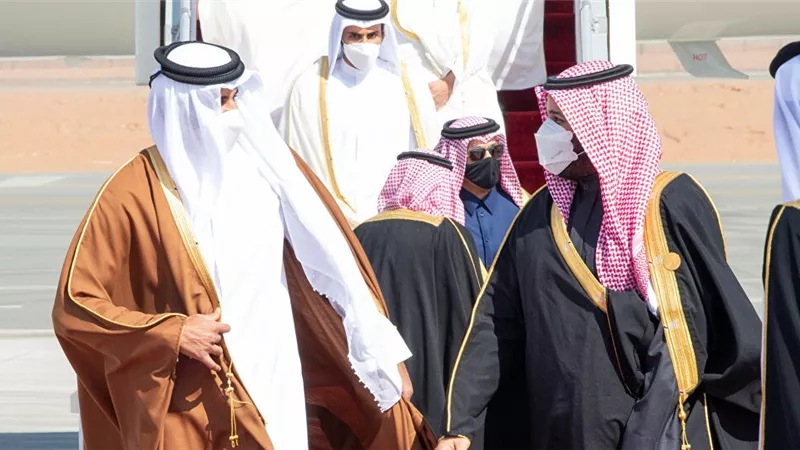 بعد سنوات من المقاطعة .. ماذا قال ولي العهد السعودي لأمير قطر على سلم الطائرة؟
