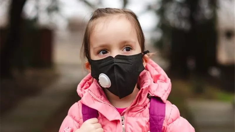 بعد وفاة طفلين..هذه الأعراض علامة على إصابة ابنك بكورونا و5 خطوات لوقاية الأطفال من العدوى
