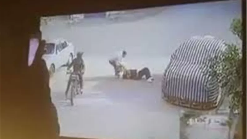 لقطات مرعبة ..لحظة سحل محامية في شوارع المعصرة لسرقة حقيبتها | فيديو 