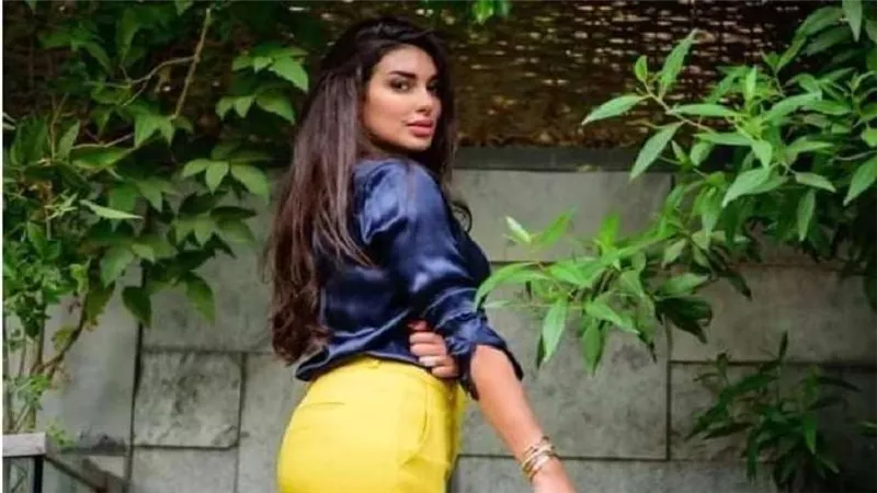 سعرها خيالي.. سر حقيبة ياسمين صبري الشهيرة | شاهد