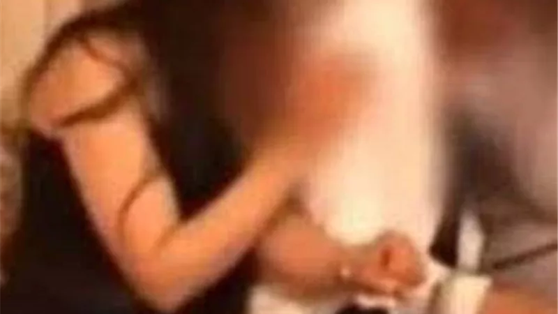 بدأت بصداقة وانتهت بفضيحة وصور عارية .. ليلة حمراء تتحول لكارثة في السلام