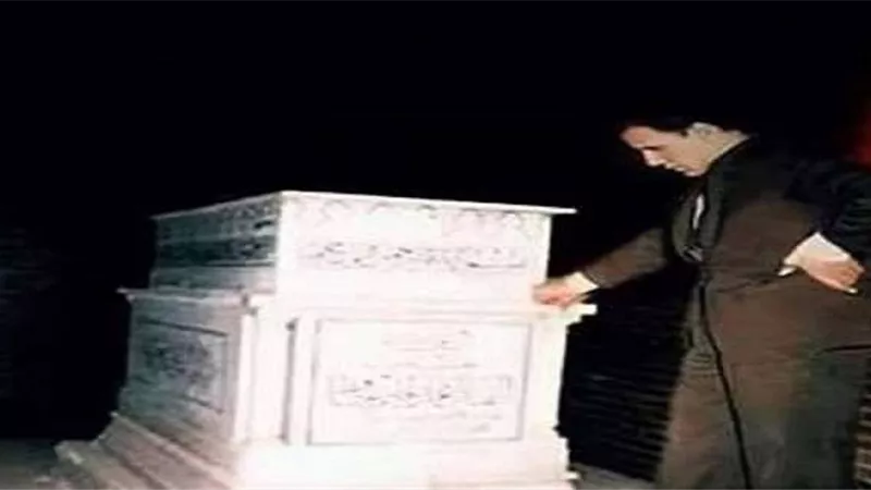 بعد أن أثارت جدلا كبيرا.. حقيقة صورة عبد الحليم حافظ واقفا أمام قبره
