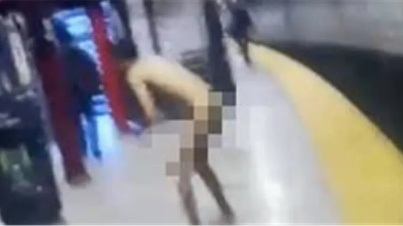 نهايته كارثية..رجل عار في محطة مترو يدفع الركاب أسفل القطار