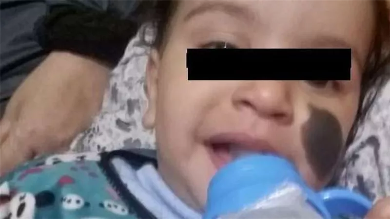 مش بنتي..والد «طفلة التعرية» يقدم للمباحث 3 فيديوهات مخلة لزوجته 
