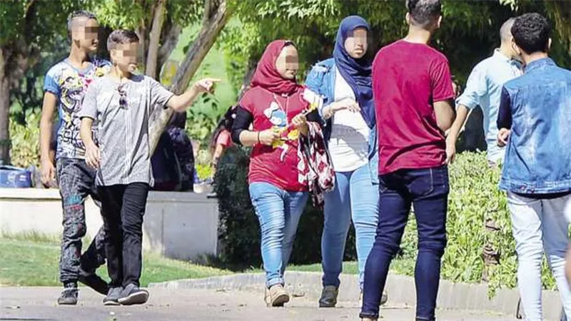 فيديو يكشف الواقعة .. تفاصيل مثيرة في تحرش شابين جسديا بفتيات إمبابة 
