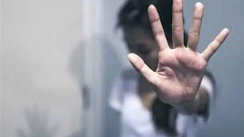 عشاء فاخر وإقامة في فيلا.. تفاصيل مثيرة في اغتصاب قاضٍ وصديقيه لفتاة بمارينا