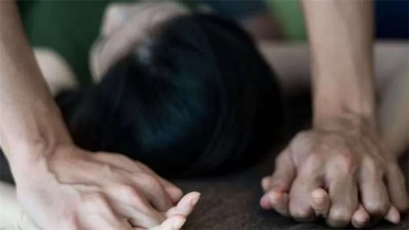 وضع السكين على رقبتها .. مأساة عجوز سبعينية اغتصبها شاب بمنزلها بالجيزة