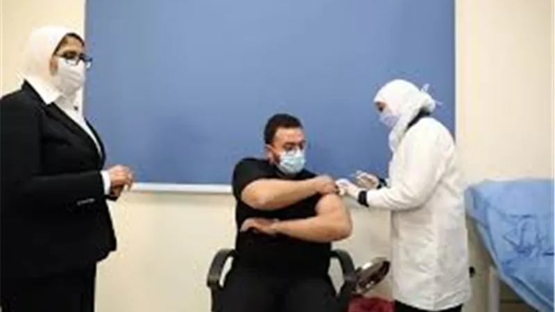 أول مصري يحصل على لقاح كورونا: هذا ما أشعر به | فيديو