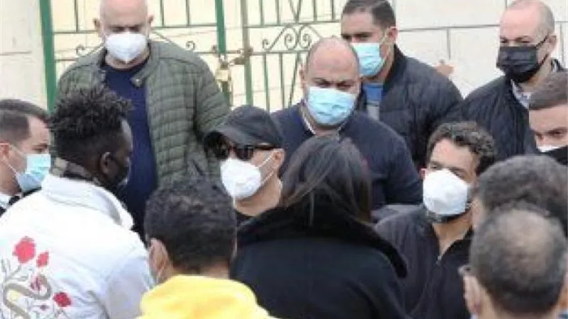 انهيار أحمد السقا ونجله ياسين في عزاء محمد الصغير | فيديو 