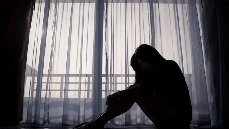 تفاصيل صادمة ورجل ندل .. زوج طبيبة المحلة يواصل التشهير بها مع أصدقائه