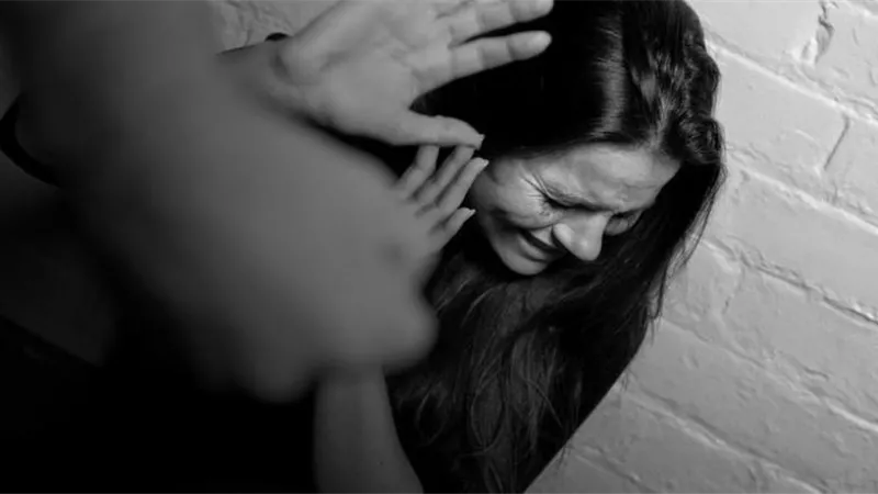 حامل في 6 أشهر.. زيارة مفاجئة تكشف اعتداء أب على طفلته القاصر
