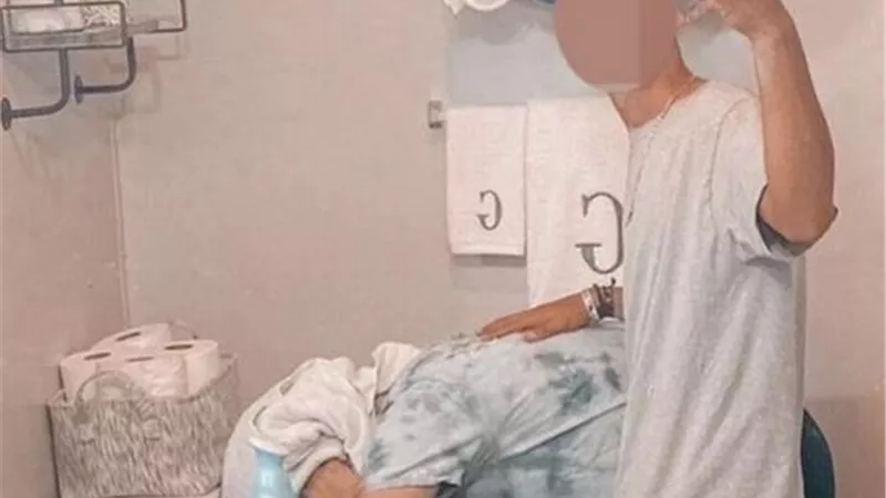جنون الشهرة ..رجل يصور زوجته في الحمام لحصد المشاهدات | شاهد
