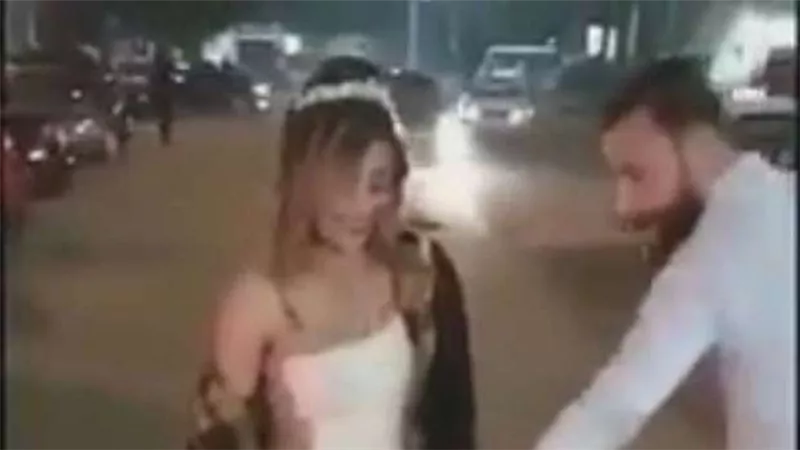 أهداها دمية جنسية..بلاغ ضد شاب احتفل بعيد ميلاد صديقته في الشارع