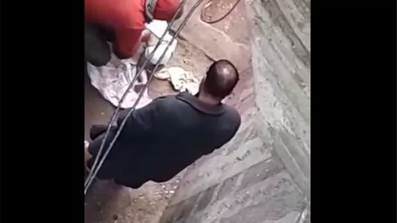 تفاصيل قاسية والسبب صادم.. تطور مثير في قضية الأب الذي عرى طفلته وحاول حرقها | شاهد