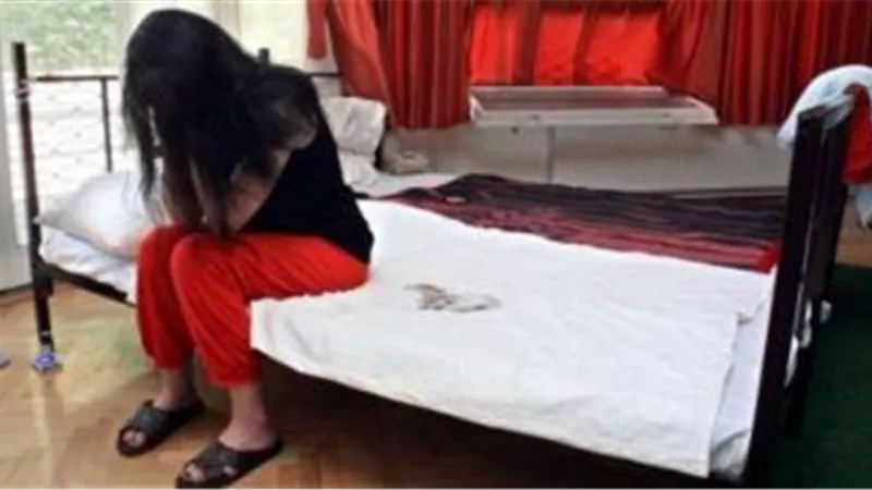 شافها مع عشيقها..ربة منزل بحلوان تضرب ابنها حتى الموت