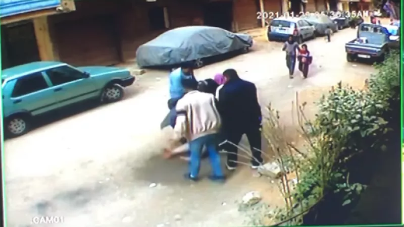 لقطات صادمة..اعتداء 5 أشخاص على سيدة الطالبية بالضرب والسحل في الشارع | شاهد
