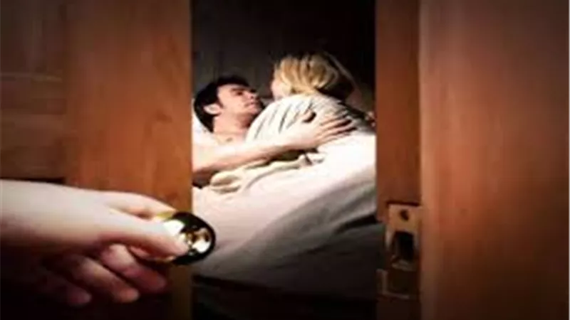 نصبت عليه وقطعت العلاقة.. شاب يرسل صورا جنسية لابن صديقته
