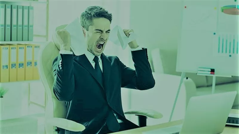 مرتب زيادة وشوكلاتة كل يوم.. شركة ترفض استقالة موظف «اتخنق منها» | شاهد