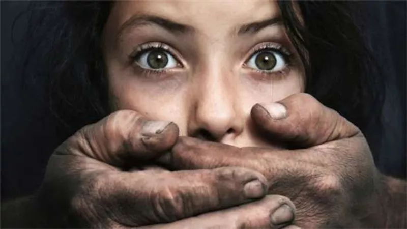 زوجته استدرجتها..عاطل يهتك عرض طفلة في عين شمس