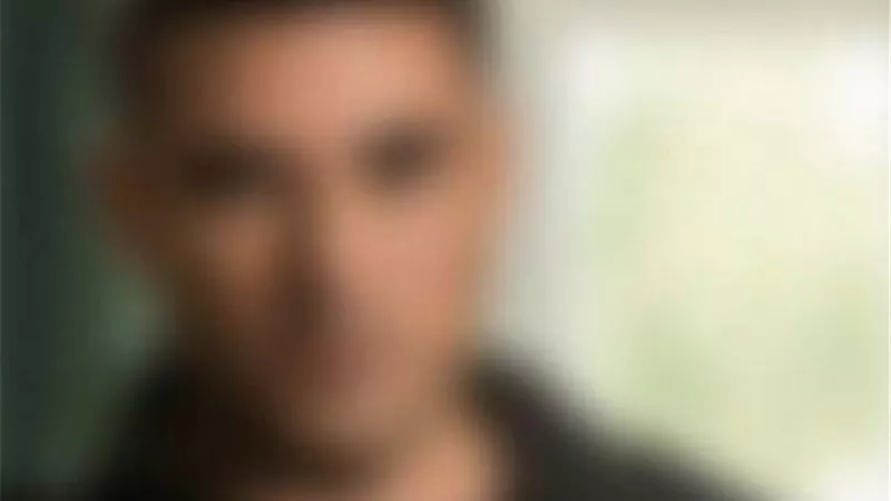 تفاصيل مثيرة في استدراج مطرب وإجباره على ارتداء قميص نوم لابتزازه
