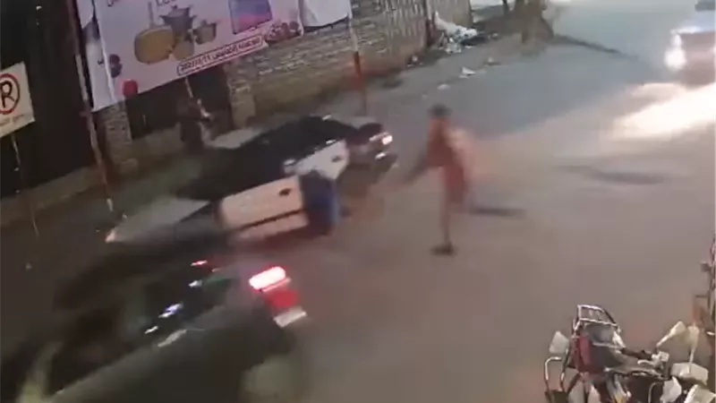 شهامة المصريين.. شاب ينقذ سائق تاكسى من حادث تصادم بأعجوبة بالمنصورة | شاهد
