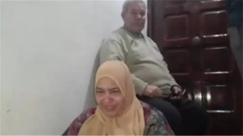 بيناموا علي السلم.. ابن جاحد يطرد أمه وأبيه من شقته