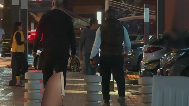 إعلامية شهيرة تتعرض للتحرش بشكل فاضح | فيديو