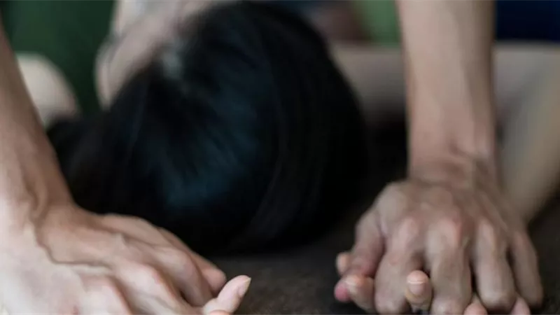 أحبت العلاقة مع زوج صديقتها.. مشاهد غريبة في فضيحة طفلة عين شمس