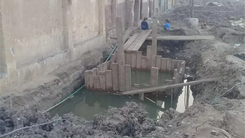 أهالي الفهميين بالصف لمحافظ الجيزة : الشركة المنفذة للصرف الصحي بالقرية تركت شوارع وأجزاء منها ونقلت معداتها قبل أن تكمل المشروع