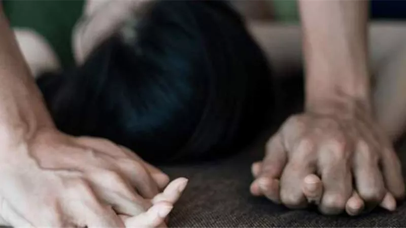علاقة محرمة عام ونصف باسم الحب.. تفاصيل مثيرة عن استدراج شاب لبنت الجيران 