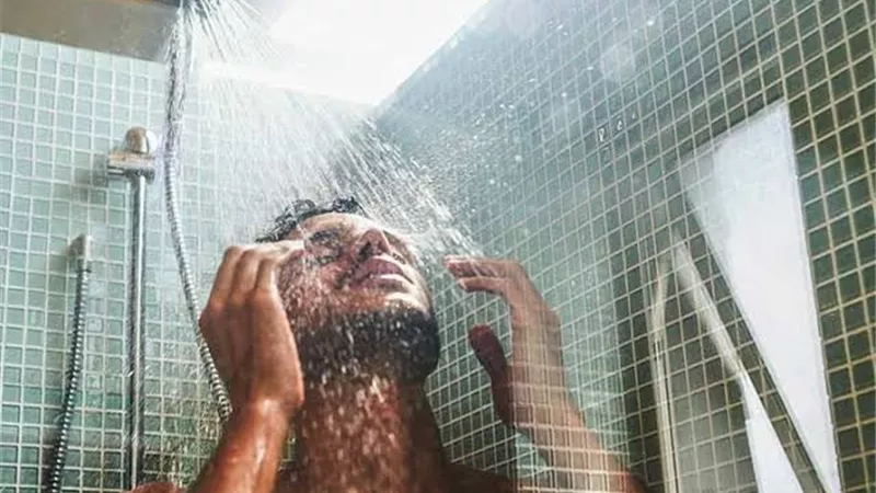 لن تؤخر غسل الجنابة بعد الآن.. هذا ما تفعله الملائكة حينما يؤخر المسلم غسل الجنابة